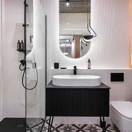 Luxury Two-bedroom With Terrace By Tyzenhauz