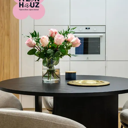 Luxury Two-bedroom With Terrace By Tyzenhauz *